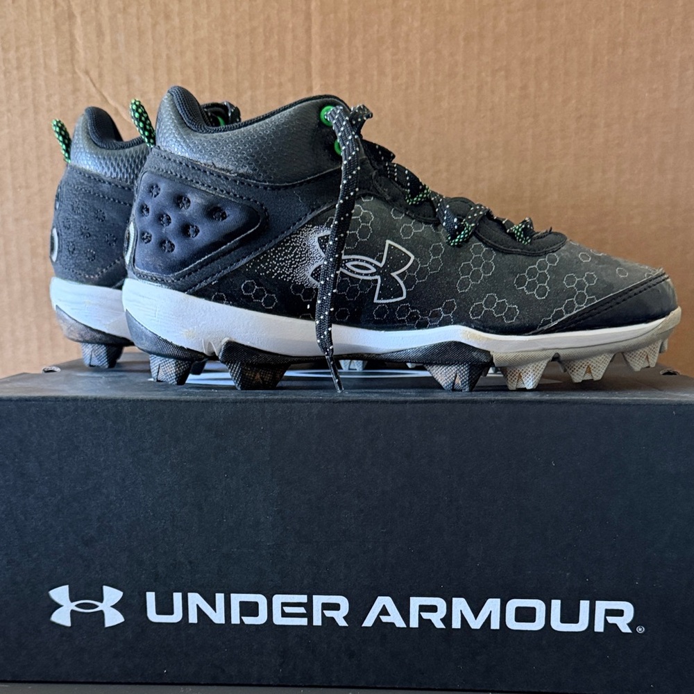 Under Armour Boys' UA Harper 8 Mid RM Junior baseball cleats size 4Y